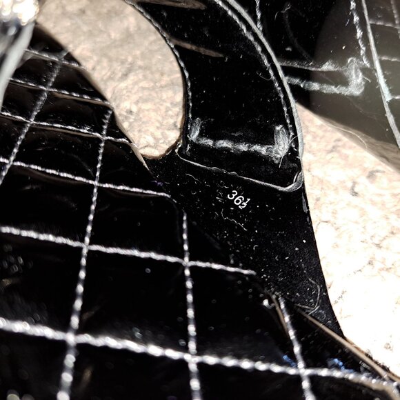 BURBERRY-Quilted Thong Sandal-Black Patent-Pefectly Resoled-Sz 6.5-Excellent - Picture 7 of 9